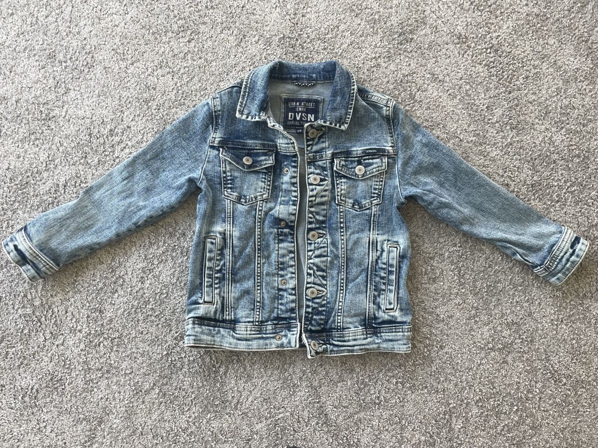 Giacche & Cappotti: Jeansjacke Grösse 128 – Usato da Remetschwil venduto da Aschneewitchen 1