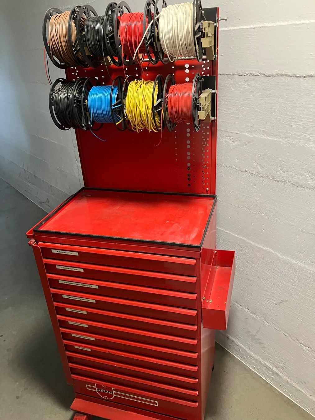 Würth Tous les outils: Elektro Werkstattwagen – D'occasion à Aarberg par Kia51