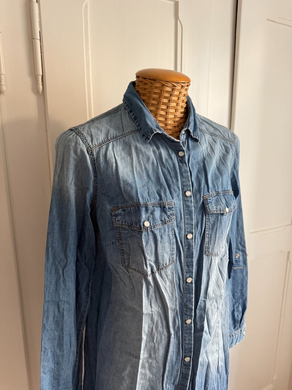 Stradivarius Camicette: STRADIVARIUS - Jeansbluse blau lang M – Usato da Zürich venduto da Diazaio 1