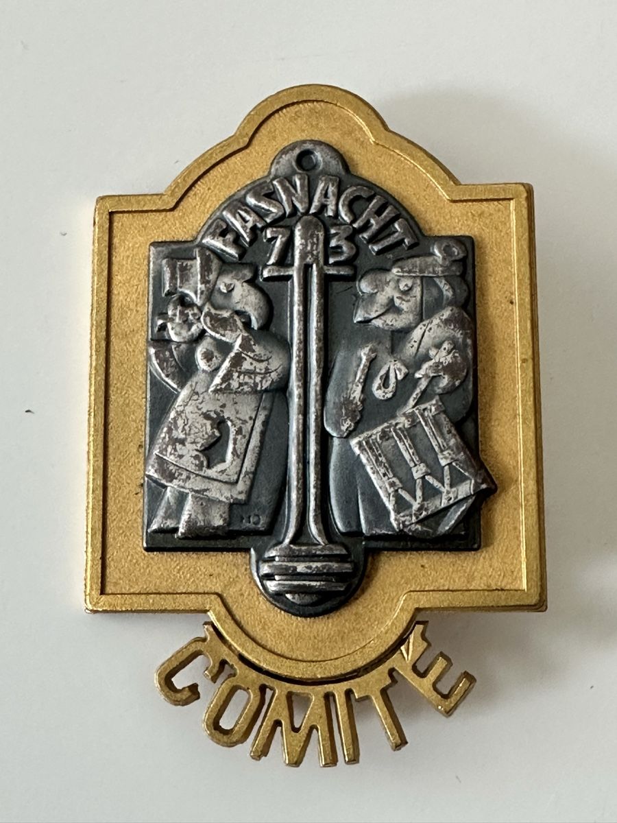 Basler Placchette & Badge: Fasnacht Basel GOLD COMITÉ 1973 ++ – Usato da Basel venduto da fasnachtsoutlet1965