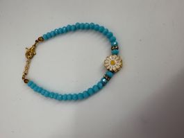 türkis-farbiges Armband mit Gänseblümchen