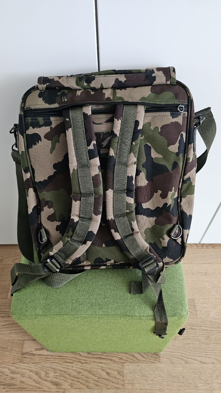 Schweizer Armee Zaini: Schweizer Armee Tasche mit integrierten Rucksacktragriemen. – Usato da Dübendorf venduto da hirschi2407 1