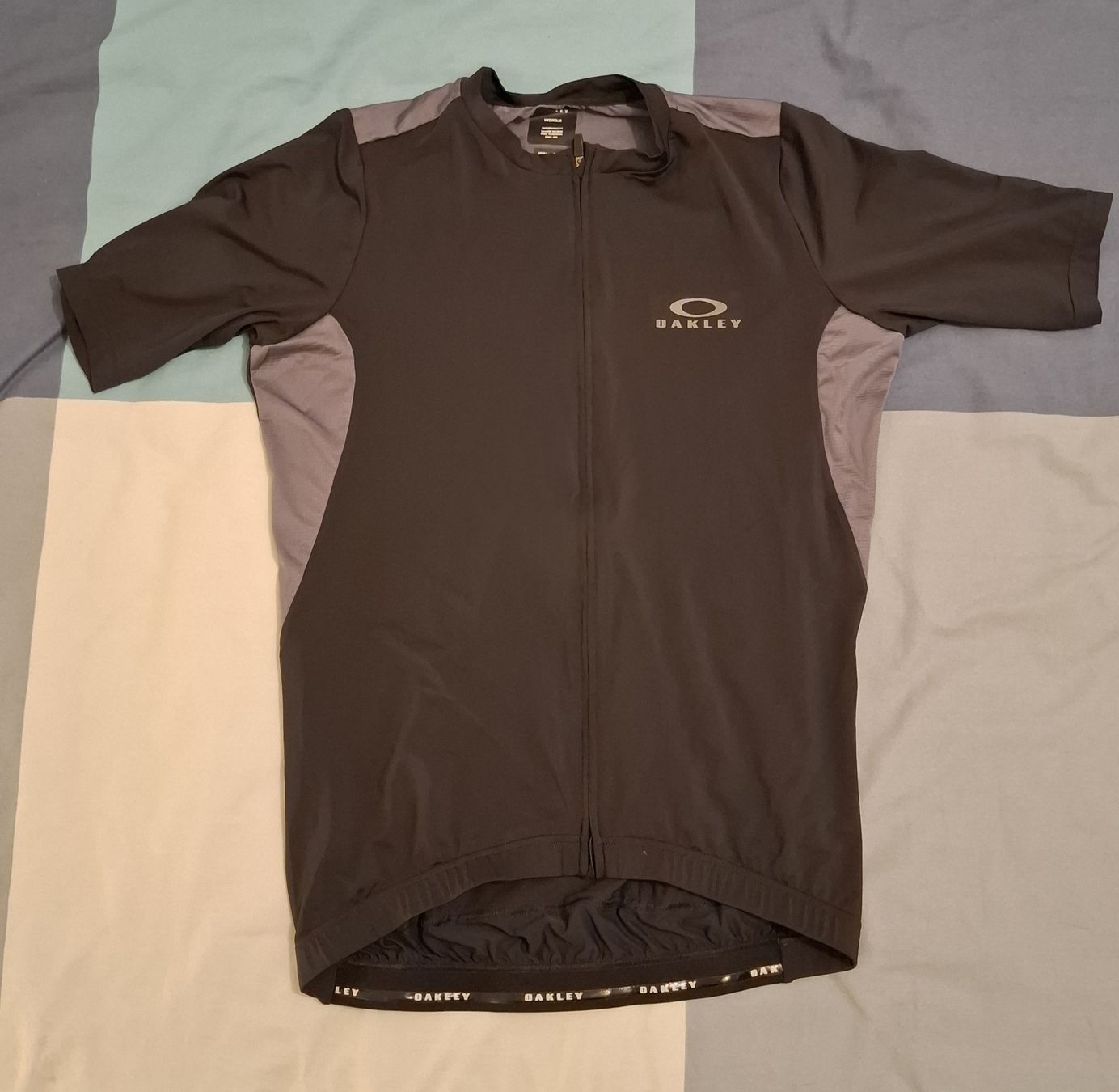 Oakley Leibchen & Hosen: Cycling jersey Oakley size M – Neu (gemäss Beschreibung) aus Crissier von Chino_20