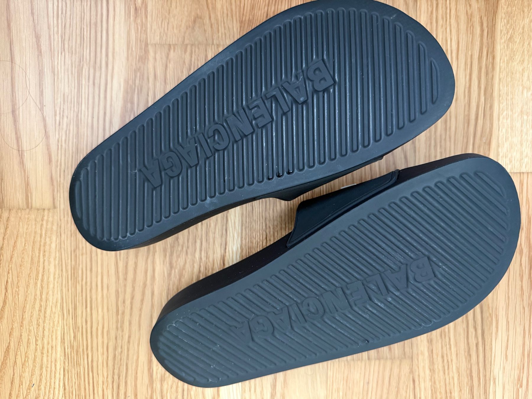 Balenciaga Scarpe da uomo: Balenciaga Pool Slide Badepantoletten – Nuovo (secondo la descrizione) da Männedorf venduto da bar_6cbc 4