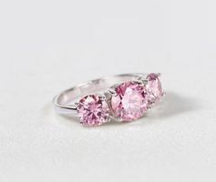 Anello in argento con moissanite rosa
