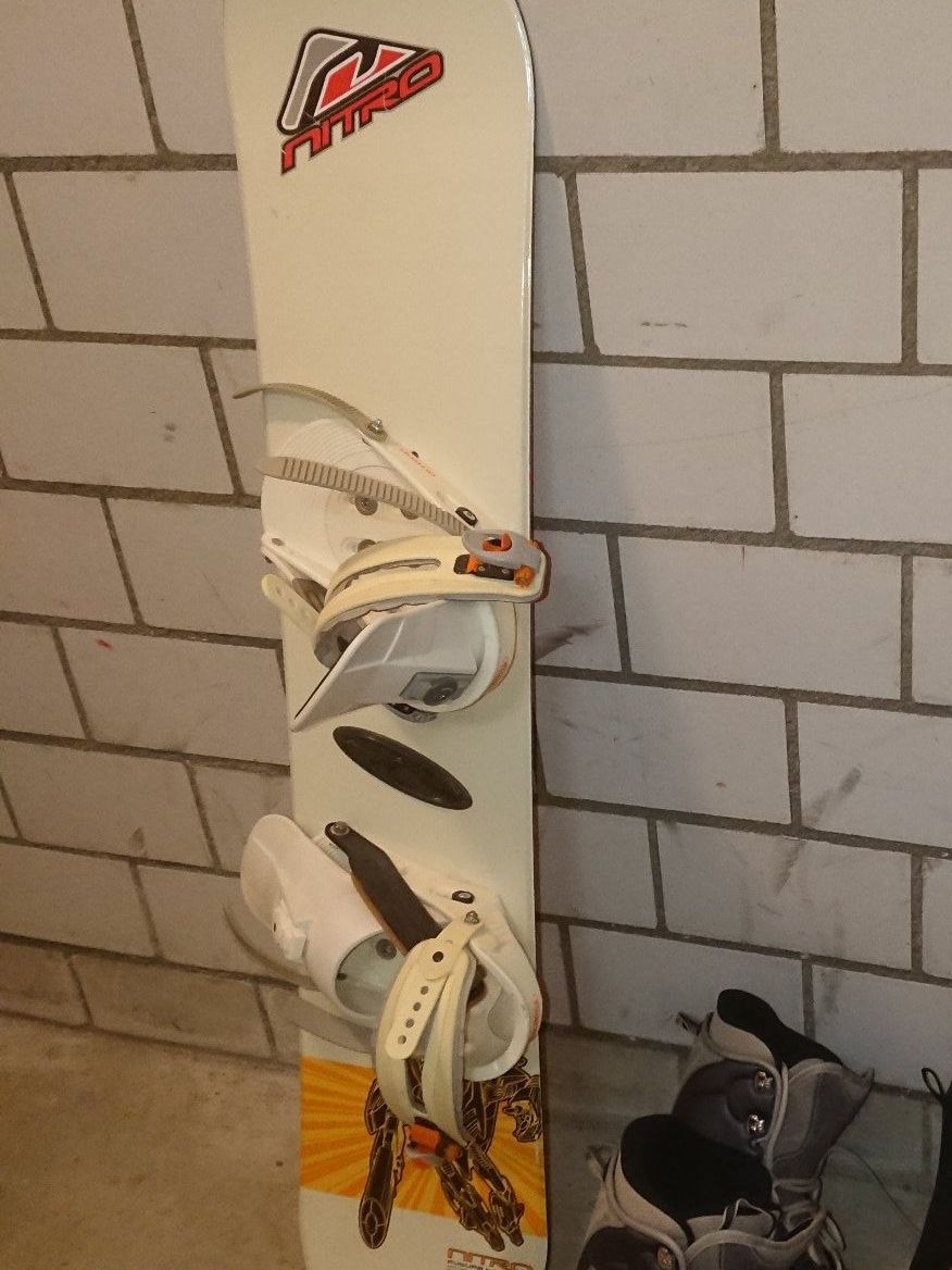 Board: Snowboard Nitro, 128cm, mit Bindung – Usato da Büren an der Aare venduto da creazioneshop