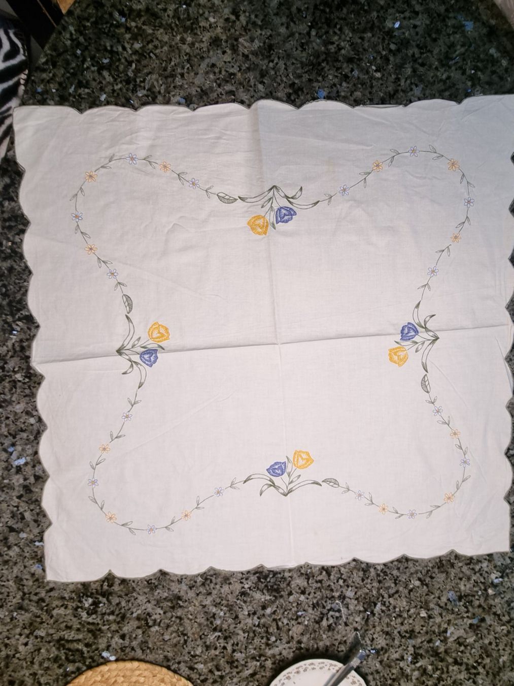 Sonstige Tischwäsche: Tischdecke mit Blumen bestickt 80 x 80 cm – Gebraucht aus geroldswil von Gumball1