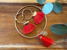 Set: Goldfarbene Creolen mit roten Quasten + Armreif