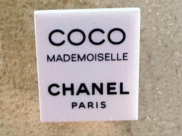 Chanel Spille & Fermagli: Witzige Chanel-Anstecknadel, ideal für Jacken oder Pullover – Nuovo (secondo la descrizione) da Genève venduto da Mycollection