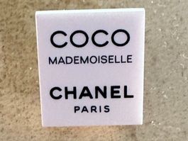 Witzige Chanel-Anstecknadel, ideal für Jacken oder Pullover