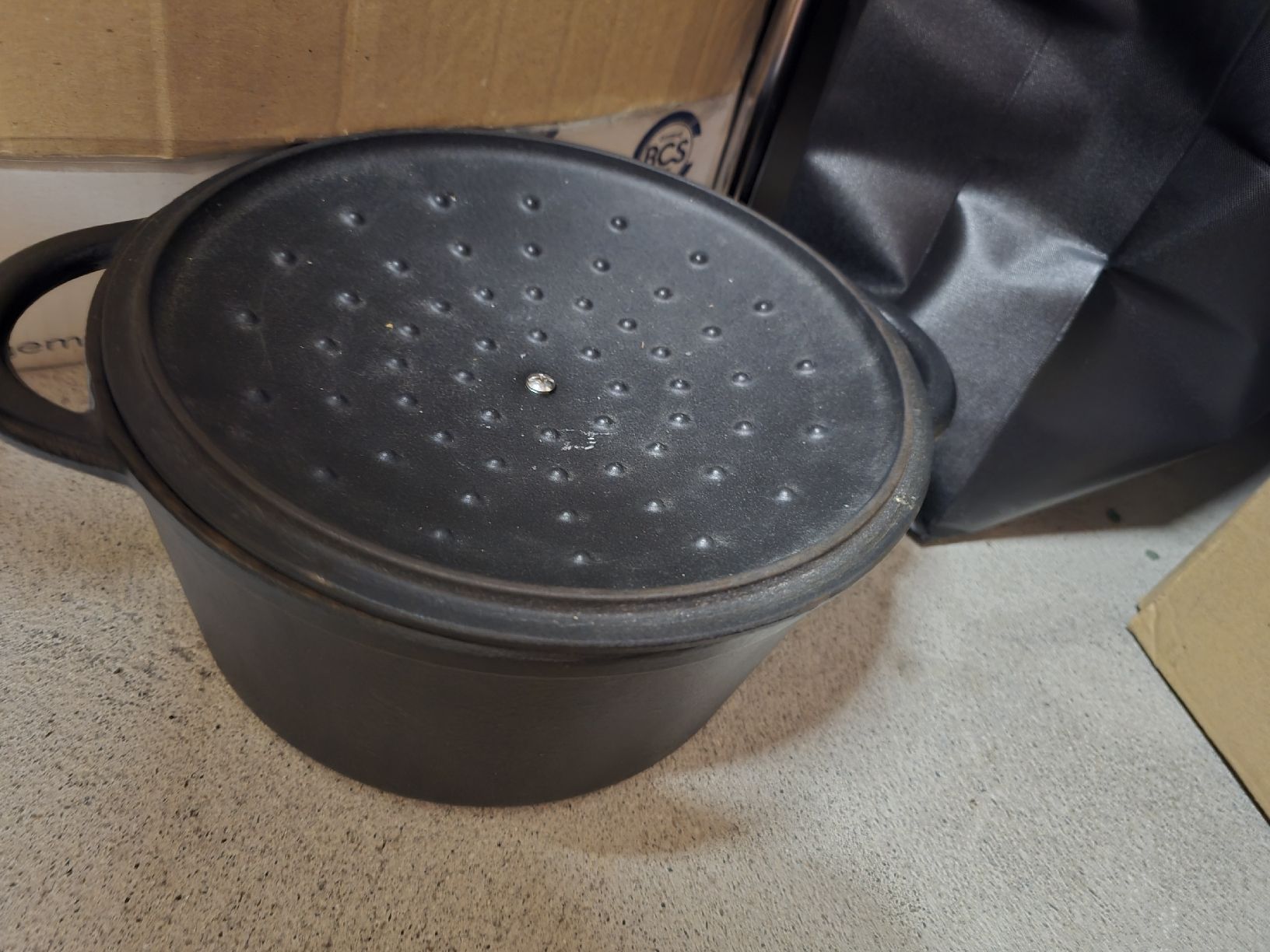 Pentole: Heavy Duty Cast Iron Oven Pot – Usato da Le Grand-Saconnex venduto da ato_556d