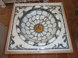 Handwaschbecken integriert in Möbel mit Wandfliesen