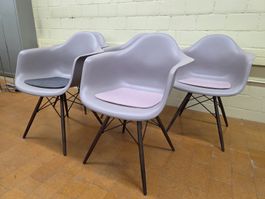 5 Designer Stühle Eames Vitra DAW in Mauvegrau