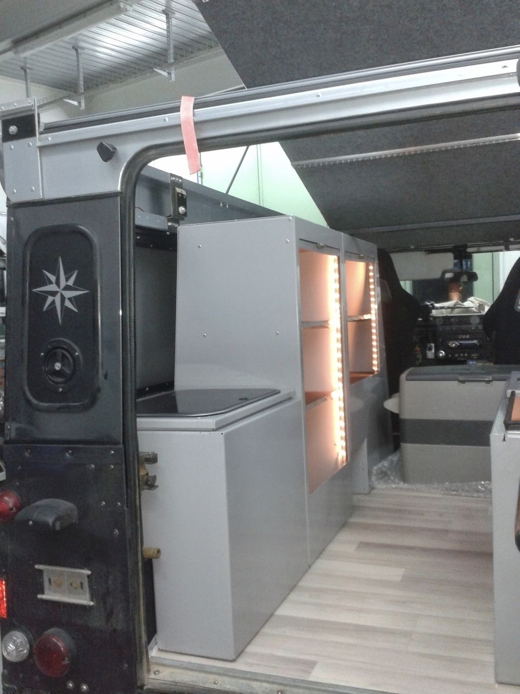 Land Rover Veicoli da campeggio: Land Rover Defender 110 aménagé complet – Usato da Gingins venduto da lutin_4 3