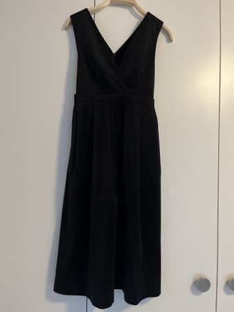 Schwarzes Kleid mit Trägern, S