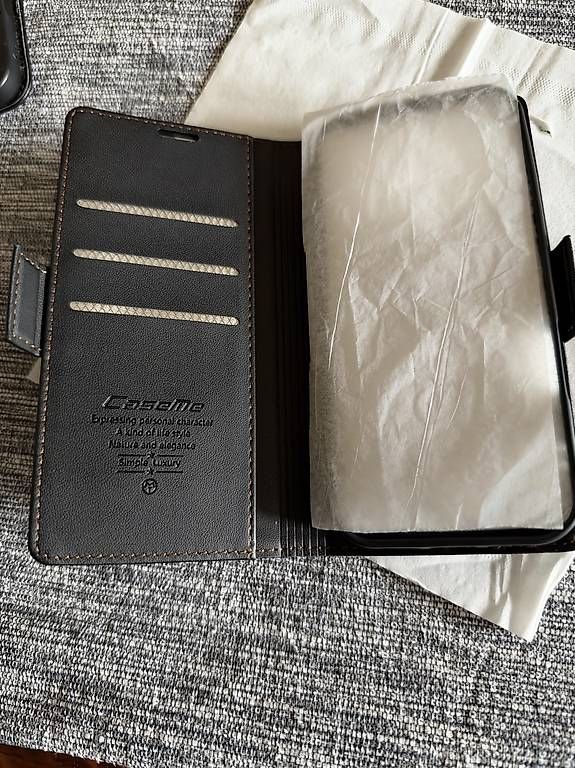 Brieftaschen: Étui portefeuille  – Neu und originalverpackt aus Puidoux-Gare von R.Amaro 1