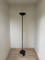 Schlichter schwarzer Deckenfluter, Stehlampe