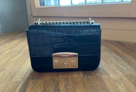 Furla Metropolis Mini – Schwarz Croco-Prägung mit Goldkette