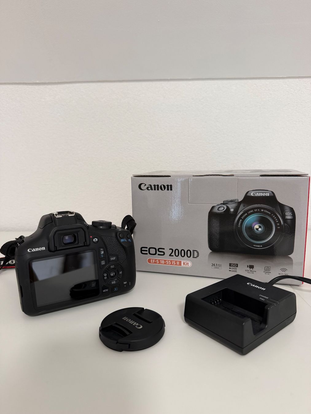 Canon Appareil photo: Canon EOS 2000D Kit mit EF-S 18-55 IS II Objektiv – D'occasion à Abtwil SG par Shkendie