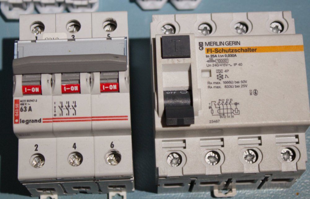Componenti elettronici: Diverse Sicherungsautomaten, Nullleitertrenner, FI-Schalter – Usato da Zürich venduto da mac_l2k9 3