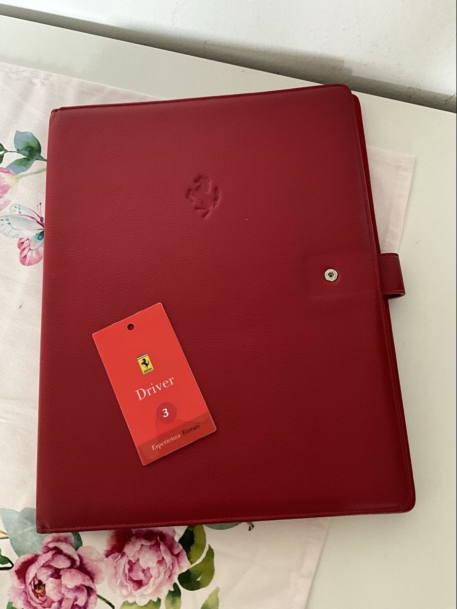 Valigie & Borse: Ferrari Ledermappe mit Esperienza Badge – Nuovo (secondo la descrizione) da Zürich venduto da thovala