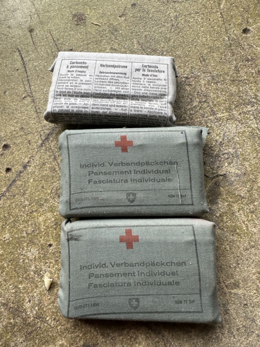 Mallettes de secours: 3er Set Schweizer Armee Verbandspäckli – Neuf (Voir description) à Zollikofen par Taximan89
