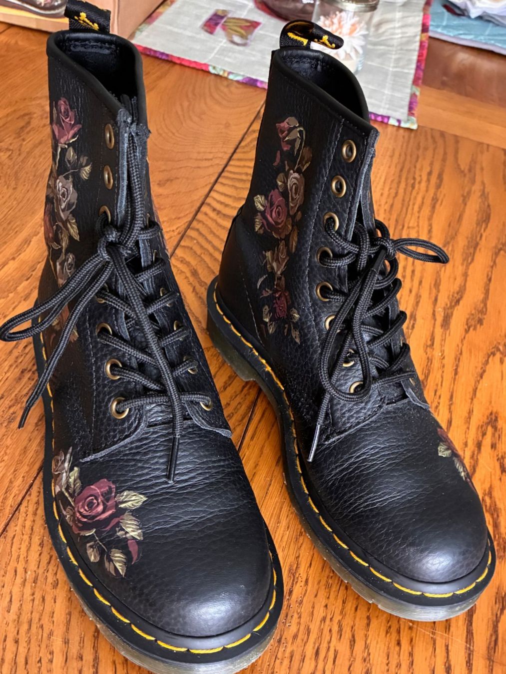 Dr. Martens Scarpe da donna: Chaussures Dr Martens motif fleurs Taille 38 – Usato da Vevey venduto da zecollector