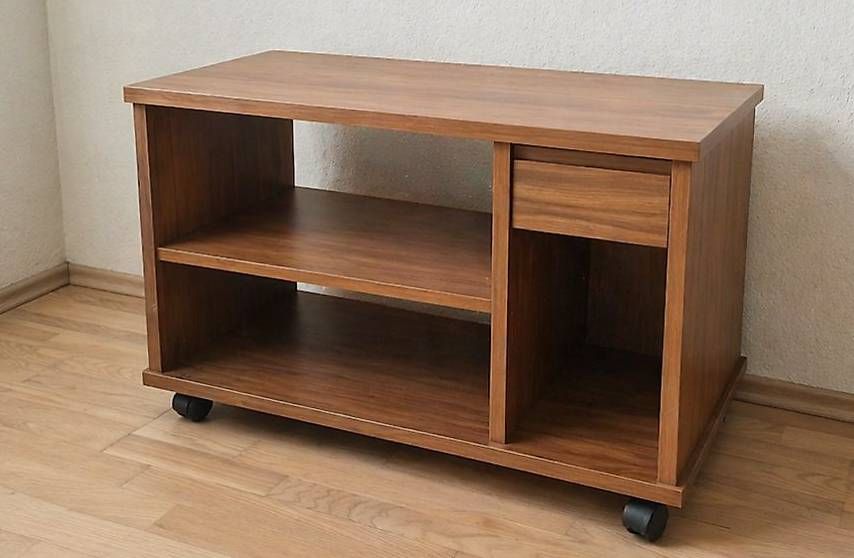 Mobili TV: TV-Möbel aus Holz mit Rollen & Stauraum – Usato da Recherswil venduto da beawuethrich