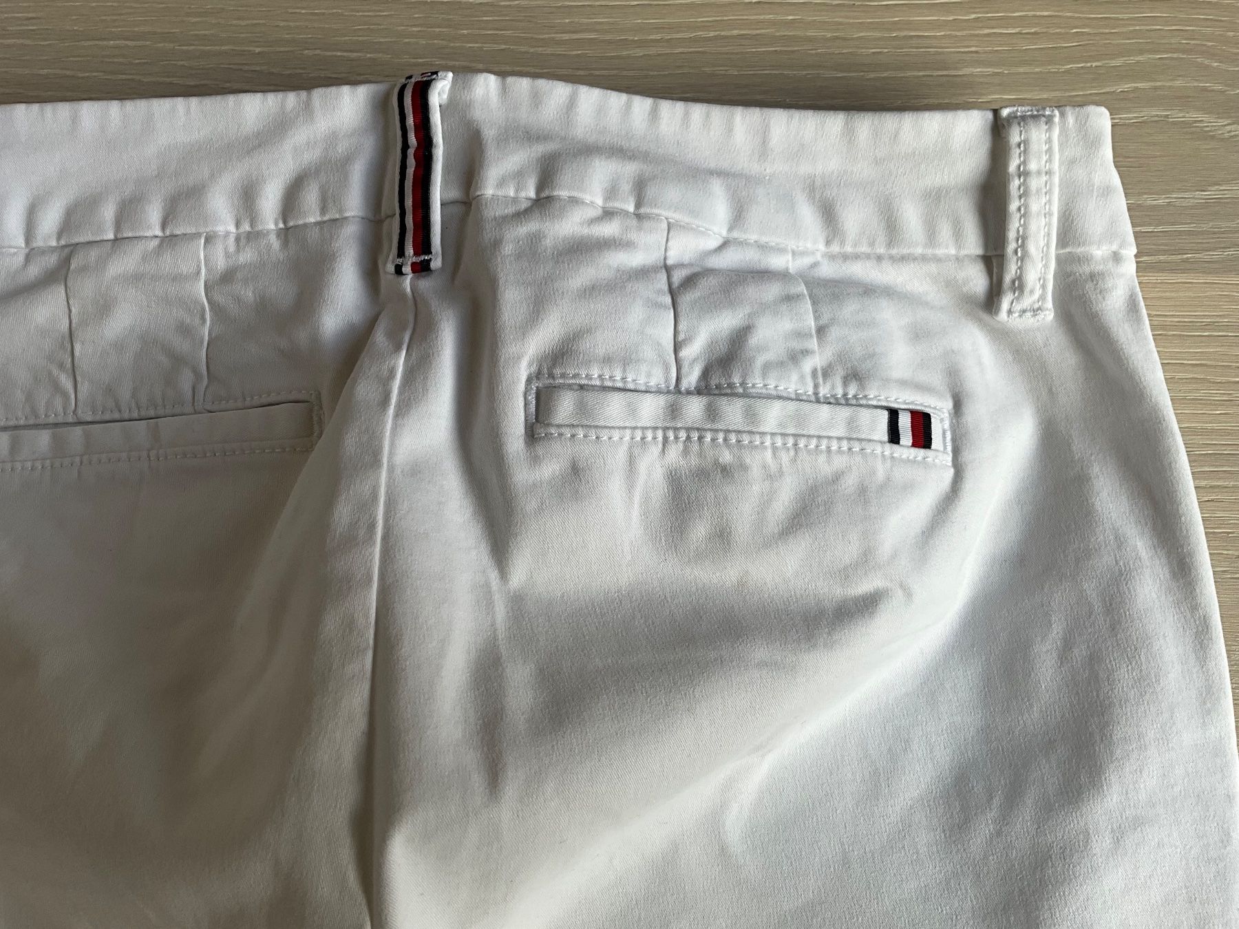 Pantaloni: Pantalon Tommy Hilfiger blanc – Usato da Meinier venduto da Izabelaanna 4