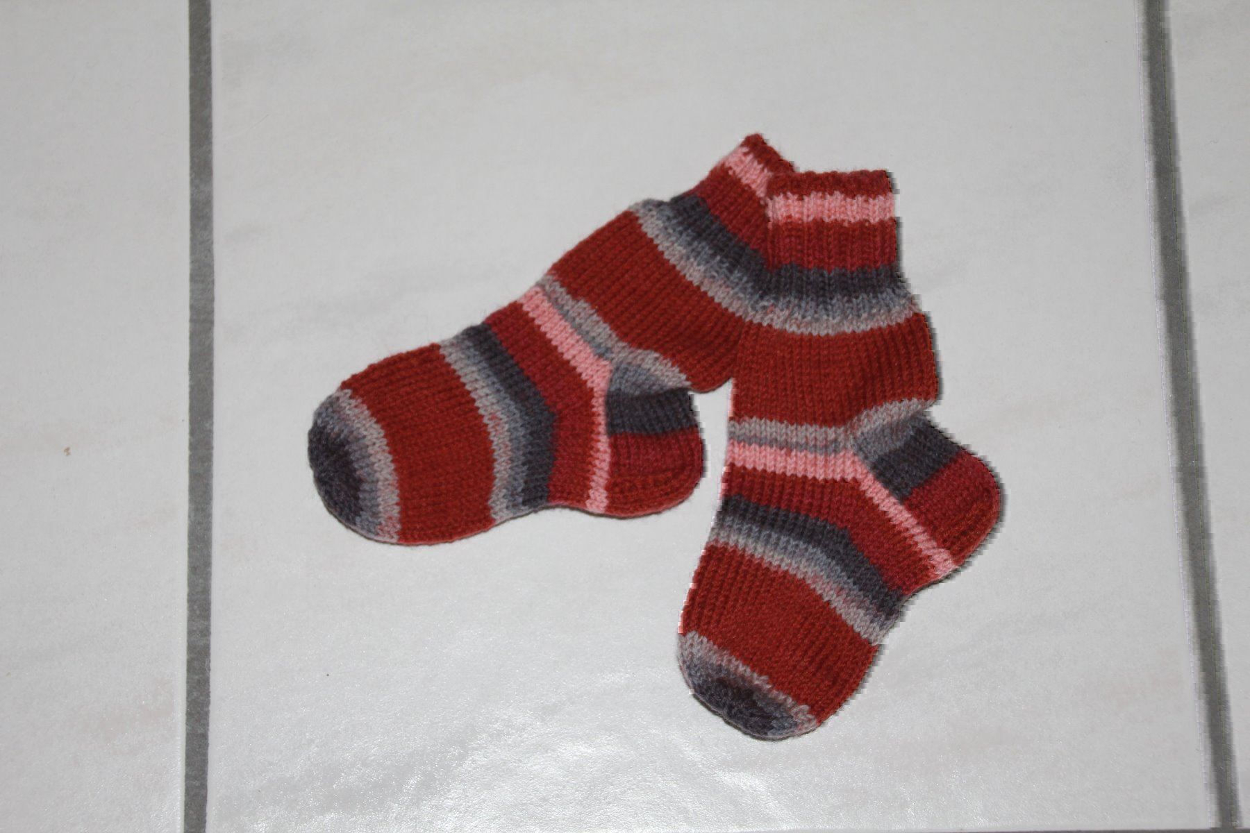 Calze per bambini: Handgestrickte Kindersocken Grösse 22 – Nuovo e nell'imballaggio originale da Wallenwil venduto da Sahron