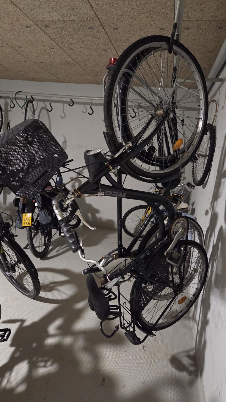 Biciclette: 2 Bici da città , nera da riparare – Difettoso da Genève venduto da sav_qn6r 1