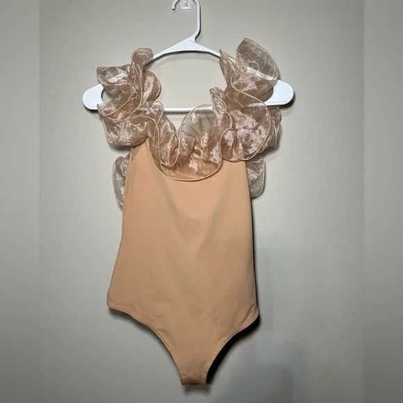 Top: Elegant Ruffle Beige bodysuit  – Usato da St.Josefen venduto da lop_lh8d 4