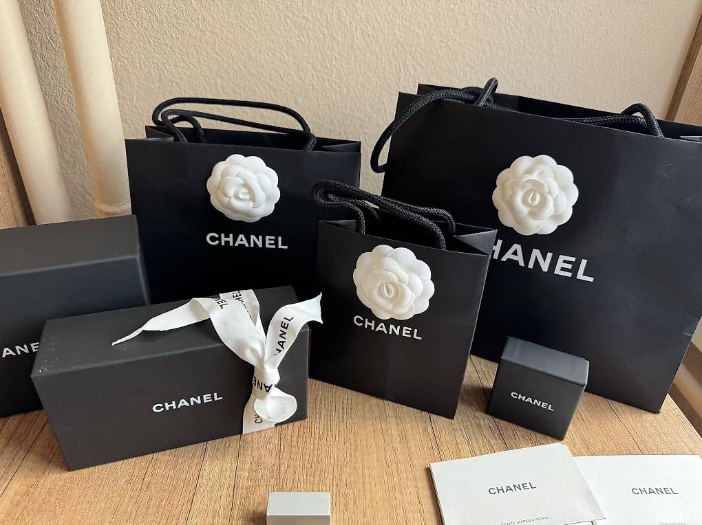 Chanel Borse: Originales Chanel Luxus-Verpackungsset mit Samtkleiderbüge – Usato da Emmetten venduto da kel_982x 1