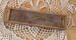 Antike Stiftebox aus Holz, verziert mit Edelweiss-Schnitzere