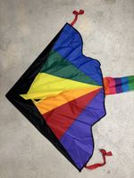 unbenutzter Drachen Regenbogenfarben mit Schwanz 