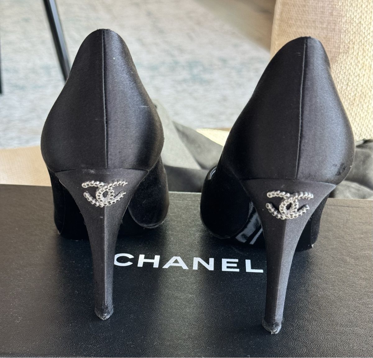Chanel Scarpe da donna: Escarpins Chanel satin noir logo strass – Usato da Villars-sur-Glâne venduto da Sunshine-8 3