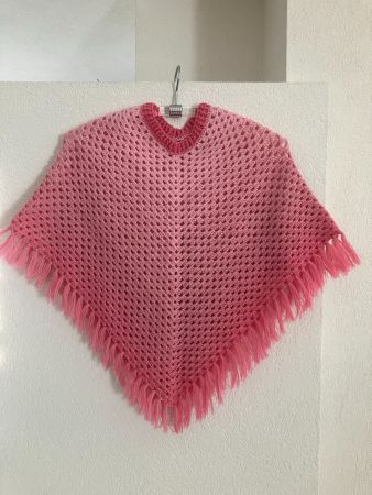 Gehäkelter Mädchen-Poncho in rosé/pink mit Fransen