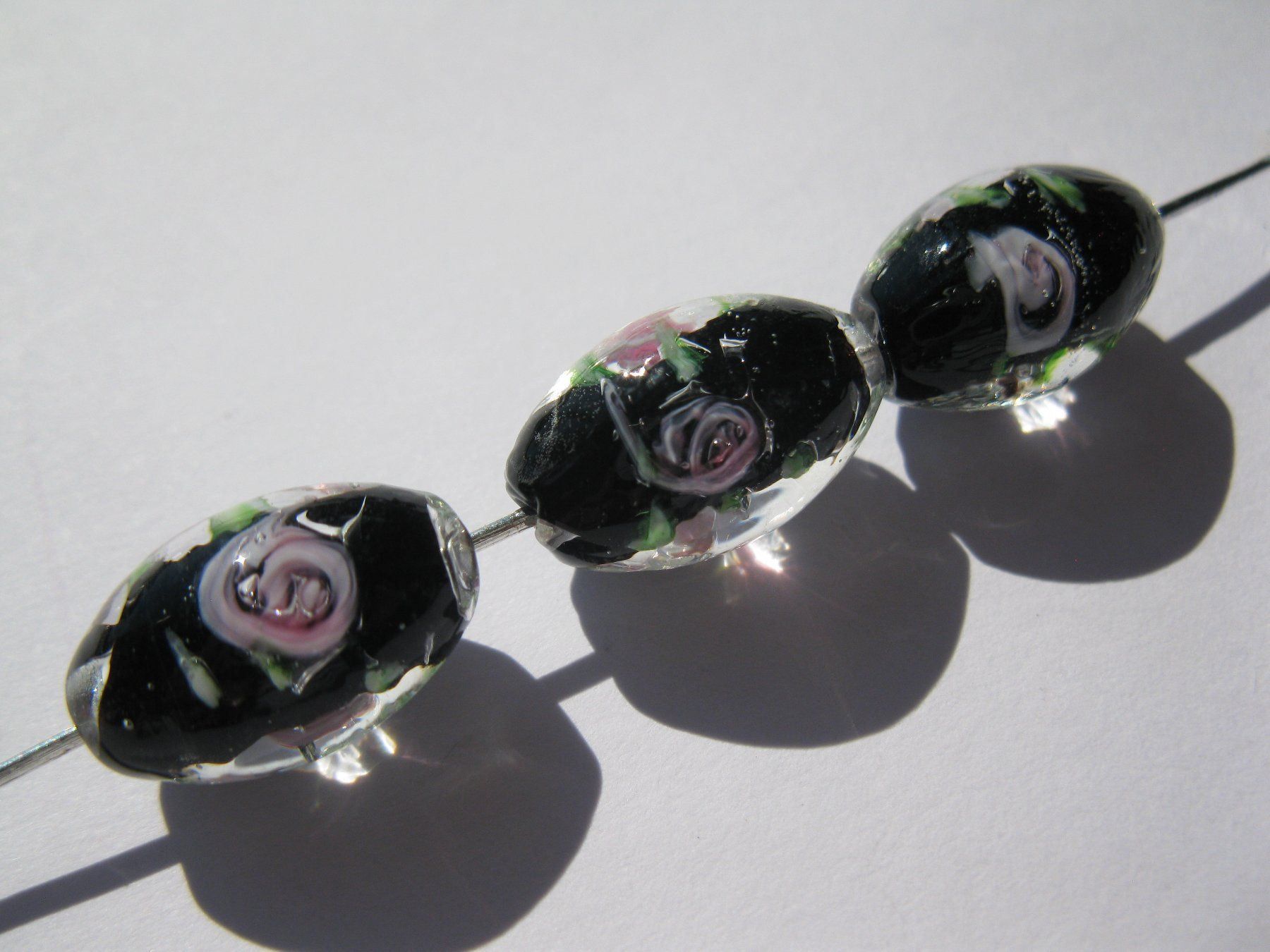 Perle (finte): 10 Glasperlen oval schwarz mit Blume 15mm – Nuovo e nell'imballaggio originale da St. Margarethen TG venduto da LuanaKa