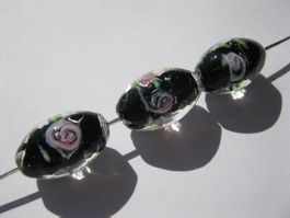 10 Glasperlen oval schwarz mit Blume 15mm
