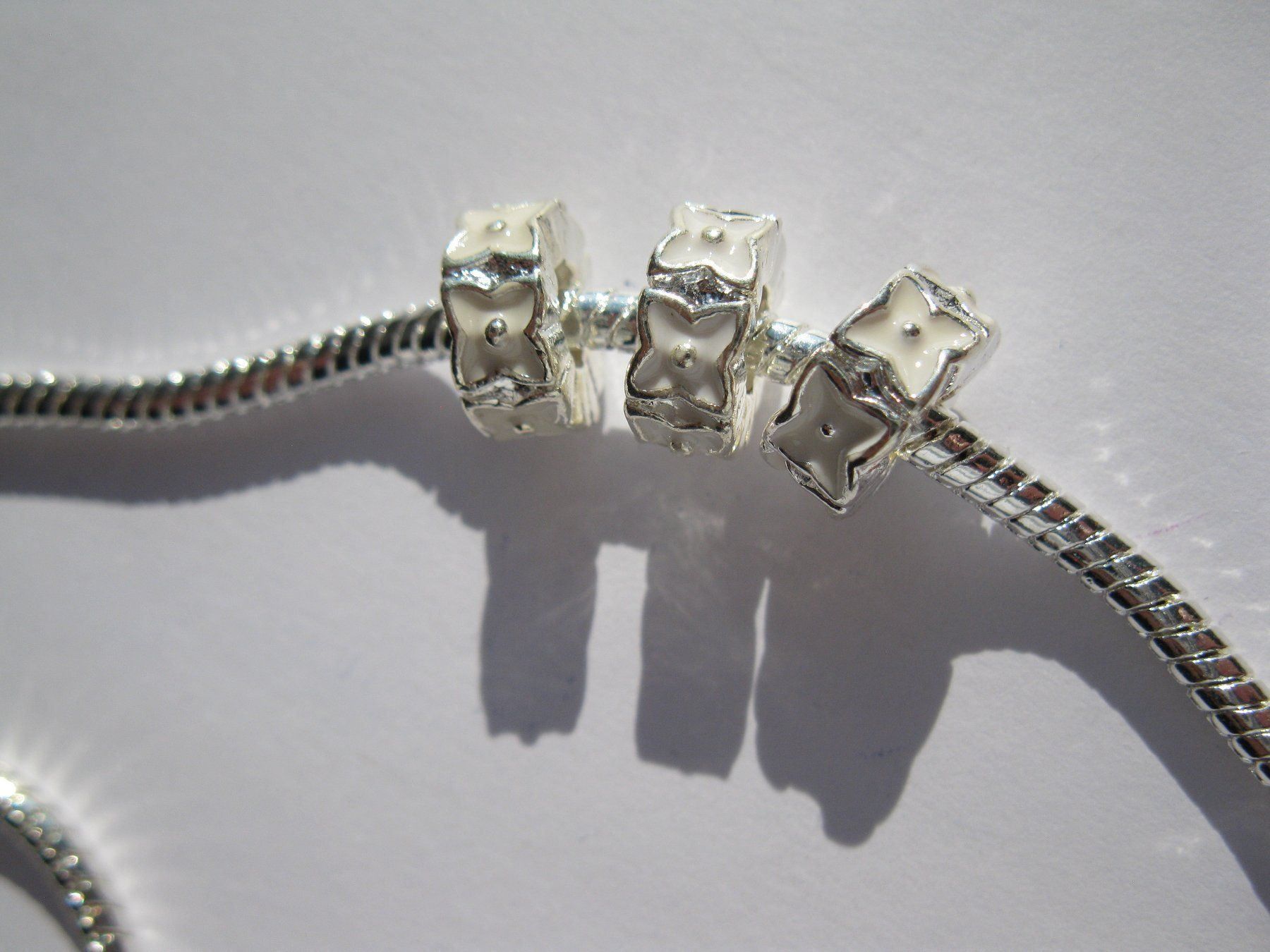 Perle (finte): 2 Grosslochperlen, Beads Blumenring, versilbert, weiss – Nuovo e nell'imballaggio originale da St. Margarethen TG venduto da LuanaKa 1
