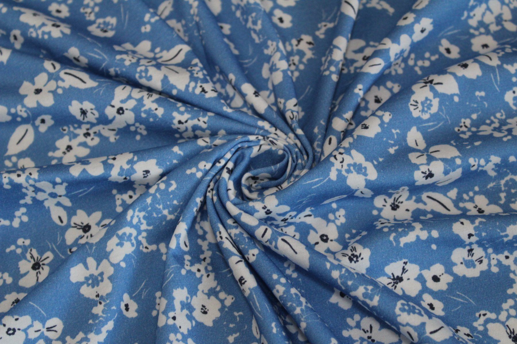 Tessuti: Stoff Viscosejersey Blumen blau/weiss – Nuovo (secondo la descrizione) da Obfelden venduto da solomon111 1