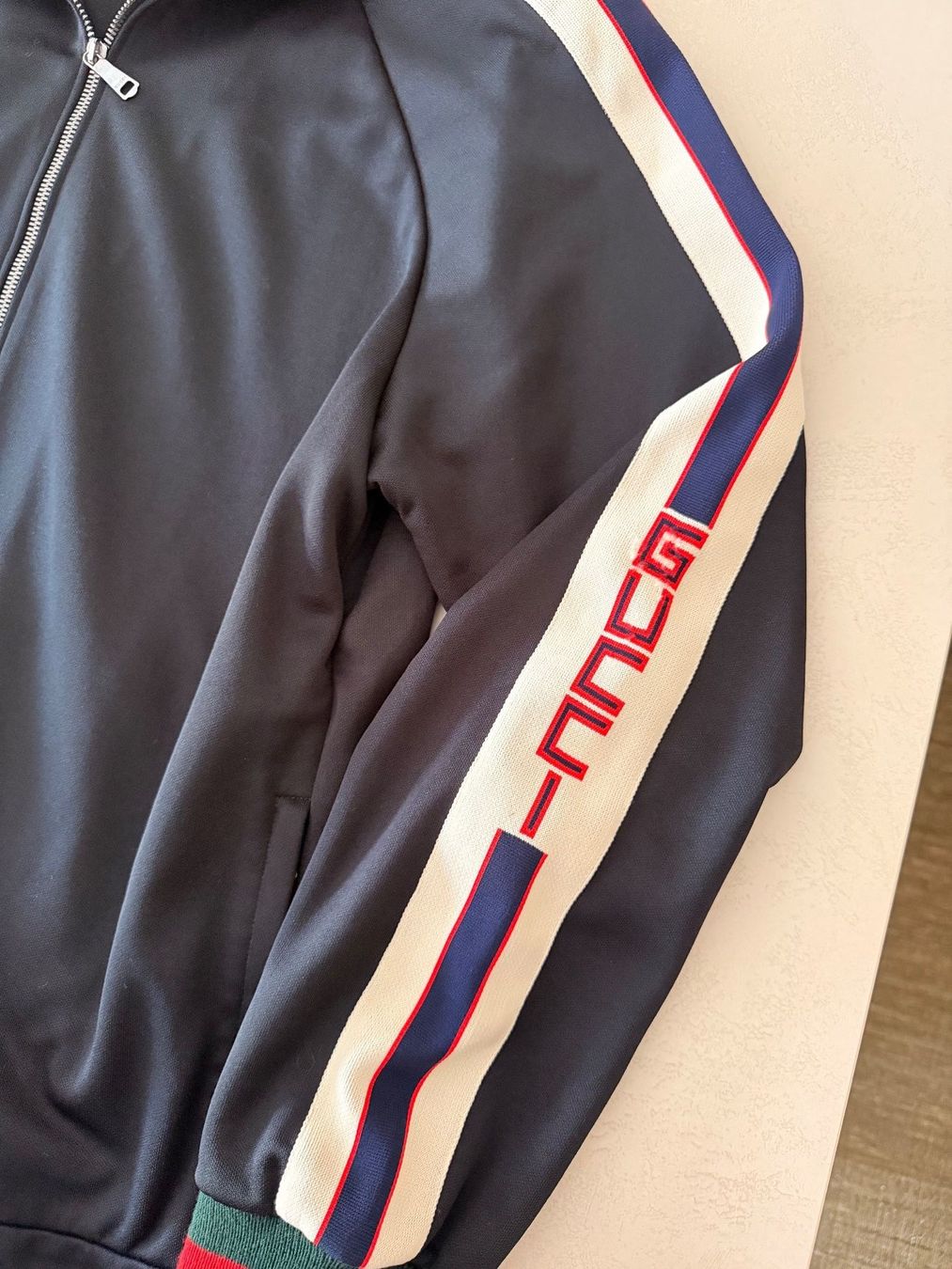 Gucci Jacken: Gucci Zip Trackjacket mit Logo Detail – Gebraucht aus Chambésy von rob_gl27 1