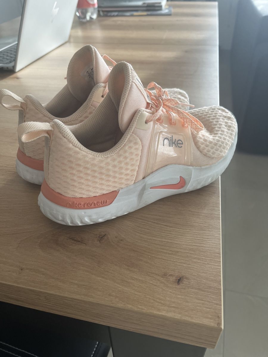Nike Scarpe da donna: Nike Renew Damen Turnschuhe Gr. 38 – Usato da Hombrechtikon venduto da Kaatja