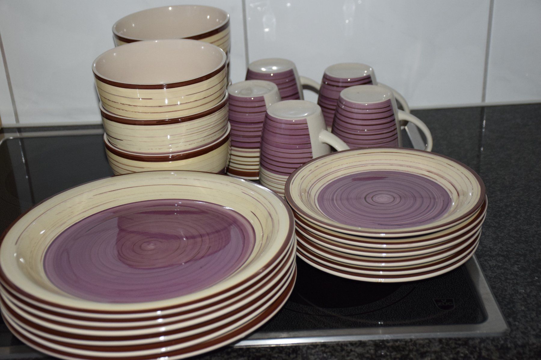 Geschirrsets: Elegantes Geschirr-Set,  lila-beige – Gebraucht aus Wetzikon ZH von Wetzicardo25 1