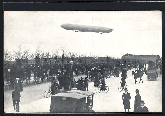 Foto & Poster: München, Zeppelinflug über ein Feld mi – Usato da Berlin venduto da bartko-reher