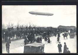 München, Zeppelinflug über ein Feld mi