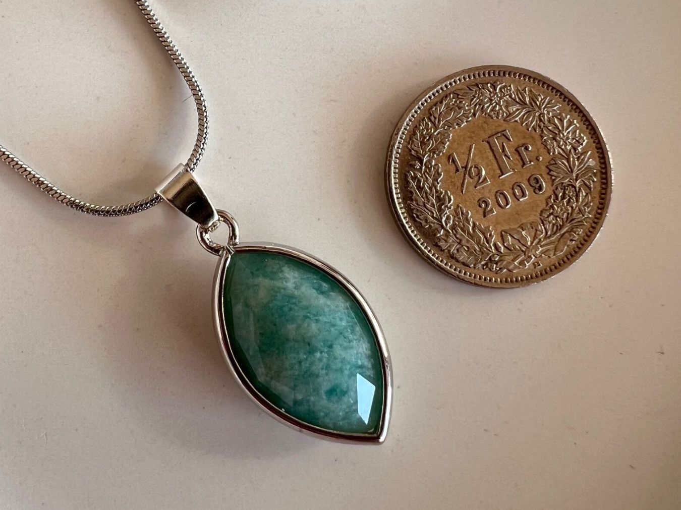 Ciondoli: Collier avec pendentif en amazonite - Amazonit Anhänger – Nuovo e nell'imballaggio originale da Pully venduto da sunaddict 1