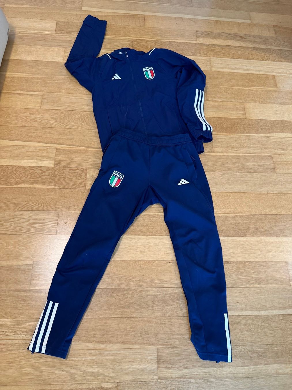 Lotti & Set di vestiti: Adidas Trainer Italia – Usato da Hagendorn venduto da Panto100 1