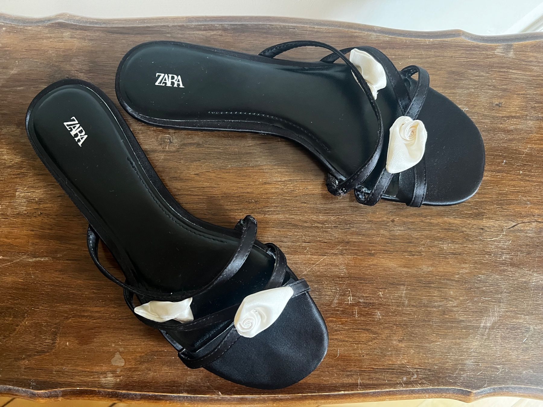 Zara Scarpe da donna: Zara Sandalen mit Blumendetail – Usato da Zürich venduto da Allys-Closet 2