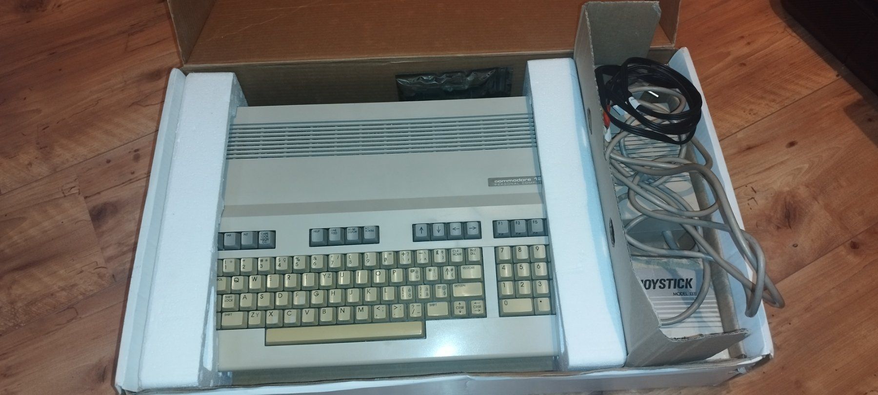 Commodore PC: Commodore 128 – Usato da Domdidier venduto da look80486 1